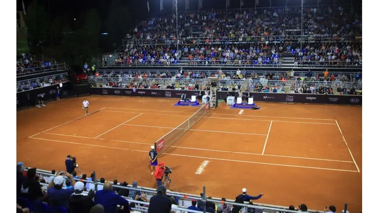 La cancha de San Carlos de Apoquindo de noche.