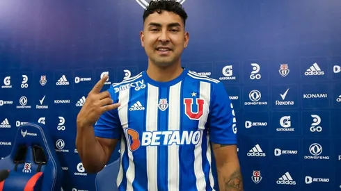 Jeisson Vargas posando con la camiseta de la U en su presentación oficial.