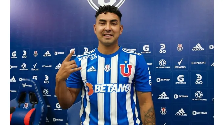 Jeisson Vargas posando con la camiseta de la U en su presentación oficial.