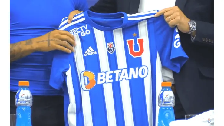 Hinchas de la U no aprueban la nueva camiseta azul.