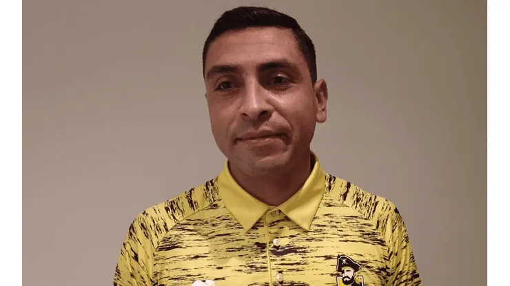 Jara ya posó con la camiseta de Los Piratas