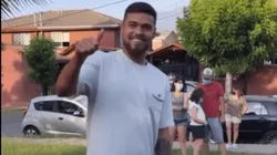 Díaz sorprende a niños con regalos como viejo pascuero en Santa Cruz.