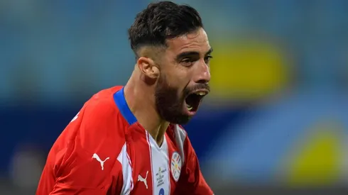 El paraguayo Ávalos es jugador libre y escuchará ofertas. | Foto: Getty Images