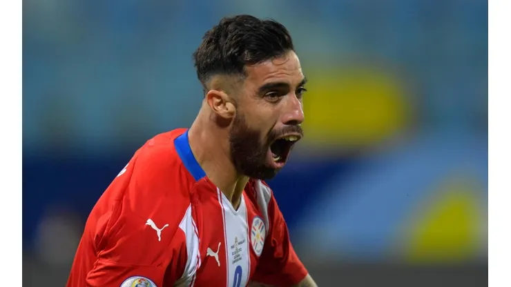 El paraguayo Ávalos es jugador libre y escuchará ofertas. | Foto: Getty Images