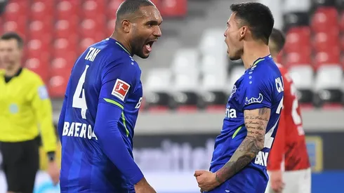 Aránguiz celebrando el gol con Tah.