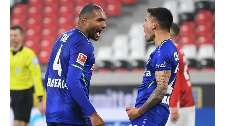 Aránguiz celebrando el gol con Tah.