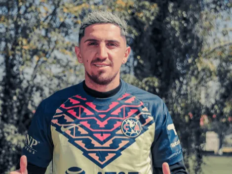 Diego Valdés firma contrato con el América de México y posa con la camiseta