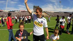 Mena junto a sus hijos en su retiro del fútbol