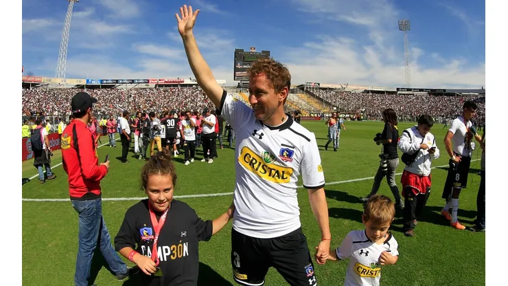 Mena junto a sus hijos en su retiro del fútbol