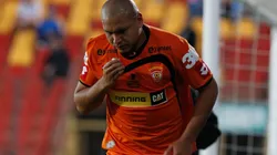 Roco muestra los pies dañados de su hijo por sintético de La Calera.