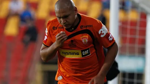 Roco muestra los pies dañados de su hijo por sintético de La Calera.