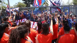 Hinchas de la U realizan banderazo previo a la final del fútbol femenino.