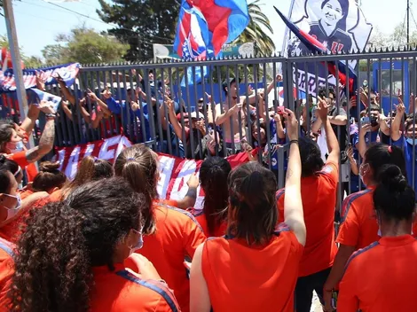 Hinchas de la U realizan banderazo previo a la final del fútbol femenino
