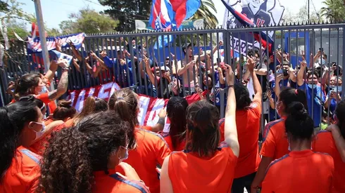 Hinchas de la U realizan banderazo previo a la final del fútbol femenino.