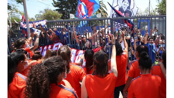 Hinchas de la U realizan banderazo previo a la final del fútbol femenino.