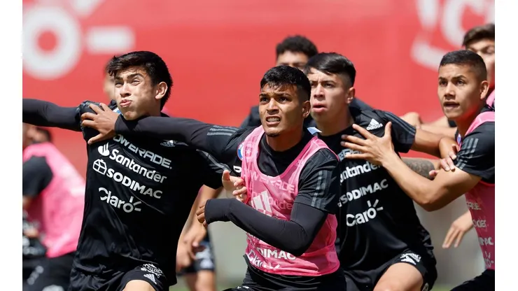 La Rojita salta a la cancha ante Uruguay.
