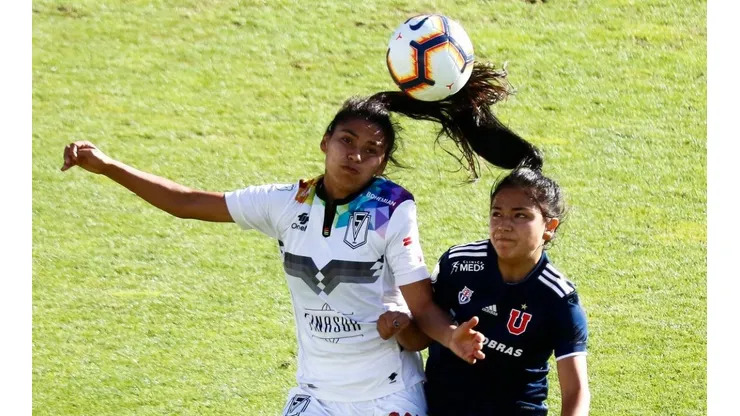 Microbuseras y azules se enfrentan en la final del fútbol femenino.