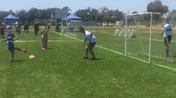 Jugadores de la UC comparten con niños y niñas tras el tetracampeonato.