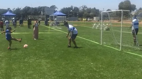 Jugadores de la UC comparten con niños y niñas tras el tetracampeonato.