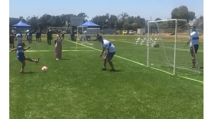 Jugadores de la UC comparten con niños y niñas tras el tetracampeonato.