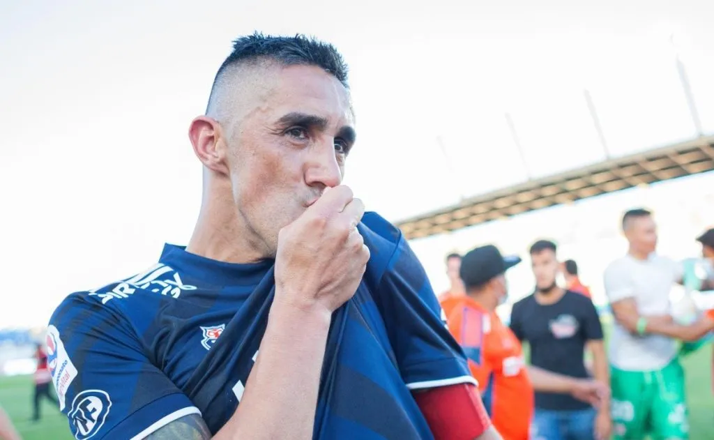 Osvaldo González no oculta su amor por Universidad de Chile: apoyó a los hinchas en un complejo momento.