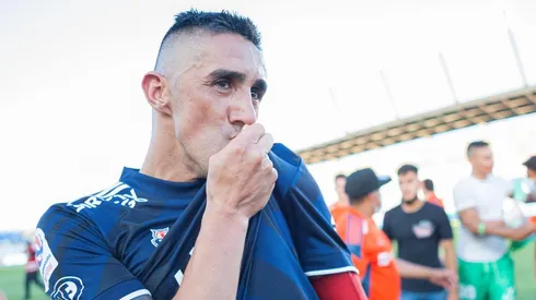 Osvaldo González no oculta su amor por Universidad de Chile: apoyó a los hinchas en un complejo momento.