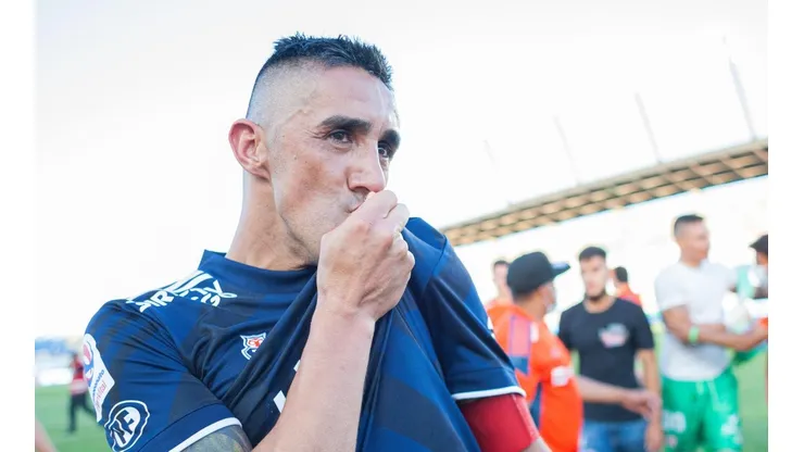 Osvaldo González no oculta su amor por Universidad de Chile: apoyó a los hinchas en un complejo momento.