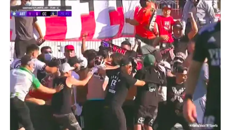 Un grupo de hinchas de Colo Colo bajó de las tribunas a la pista atlética del estadio