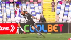 Matías Zaldivia comete mano penal en el inicio del encuentro entre Colo Colo y Deportes Antofagasta