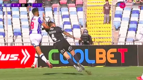Matías Zaldivia comete mano penal en el inicio del encuentro entre Colo Colo y Deportes Antofagasta