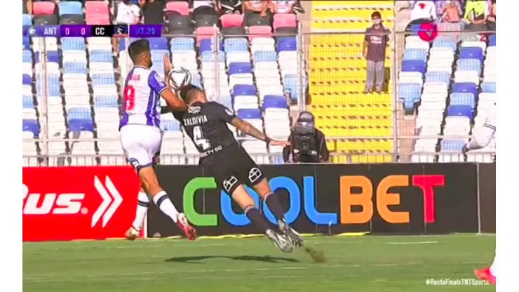 Matías Zaldivia comete mano penal en el inicio del encuentro entre Colo Colo y Deportes Antofagasta