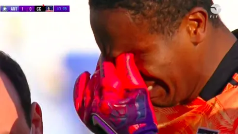 Omar Carabalí abandona el campo entre lagrimas tras jugada marcada por la mala suerte