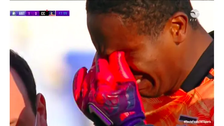 Omar Carabalí abandona el campo entre lagrimas tras jugada marcada por la mala suerte