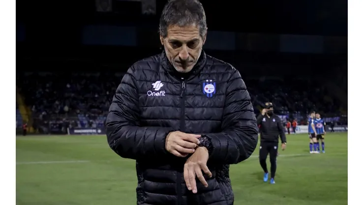 Mario Salas seguirá siendo entrenador de Huachipato aunque descienda