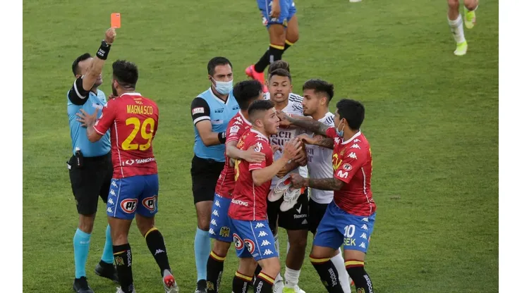 Piero Maza expulsó a Víctor Felipe Méndez por doble amarilla