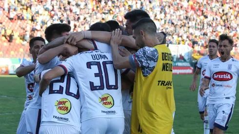 Nicolás Peranic festeja el gran triunfo de Deportes Melipilla que hunde a la U