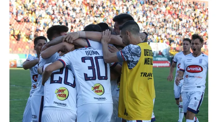 Nicolás Peranic festeja el gran triunfo de Deportes Melipilla que hunde a la U