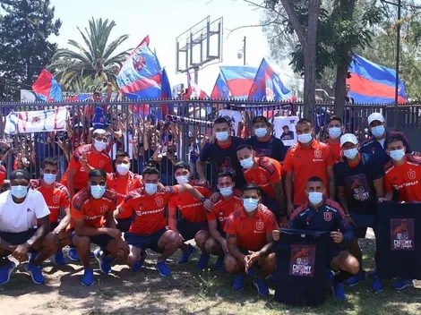 Hinchas de la U realizan banderazo en apoyo previo al partido con Cobresal