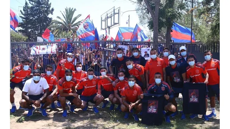 Hinchas de la U realizan banderazo en apoyo previo al partido con Cobresal.