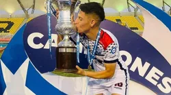 Martín Ormeño celebrando el título con Deportes Recoleta.