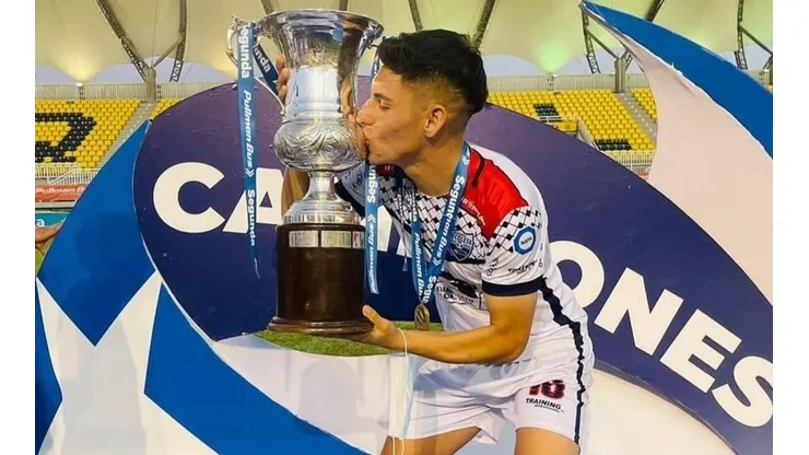 Martín Ormeño celebrando el título con Deportes Recoleta.