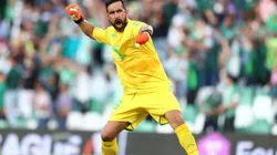 Betis analiza extender el contrato de Claudio Bravo.
