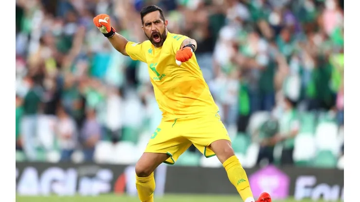 Betis analiza extender el contrato de Claudio Bravo.