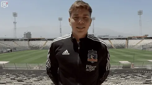 Lucas Soto firma su primer contrato en Colo Colo