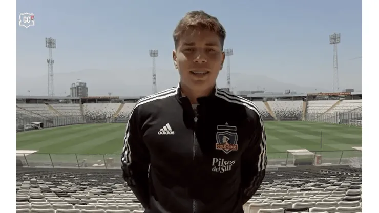 Lucas Soto firma su primer contrato en Colo Colo