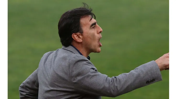 Hincha de Colo Colo elige a Gustavo Quinteros como candidato presidencial.