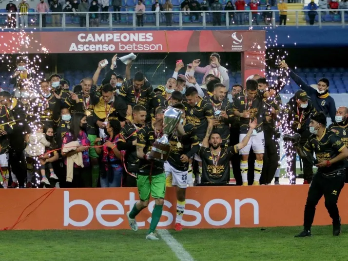 Hincha de Coquimbo agradece en su voto a Paredes y Cano por el ascenso