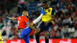 El patadón de Vidal al zaguero ecuatoriano