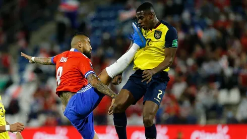El patadón de Vidal al zaguero ecuatoriano