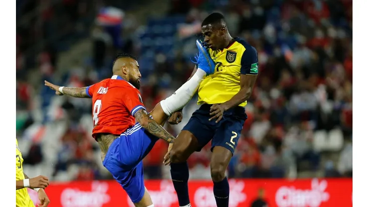 El patadón de Vidal al zaguero ecuatoriano